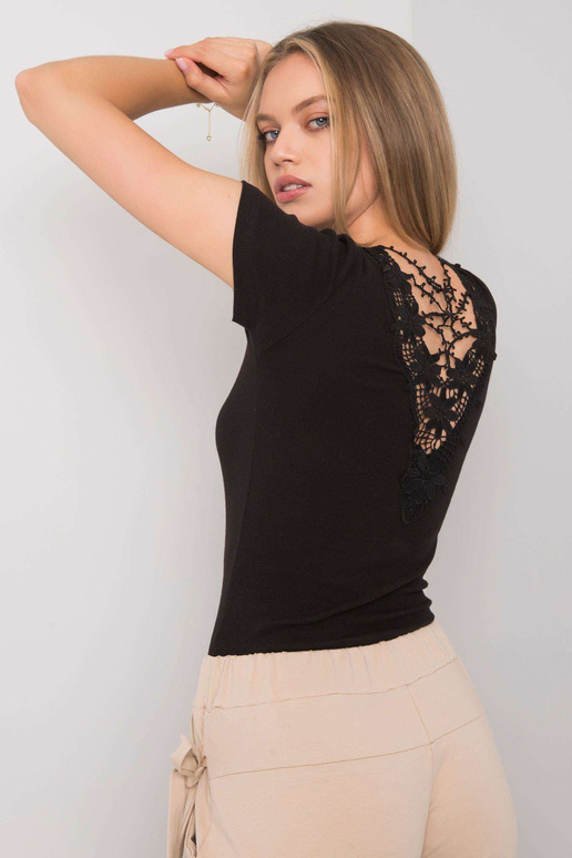 Juoda palaidinė su dekoratyvine... Juoda palaidinė su dekoratyvine...