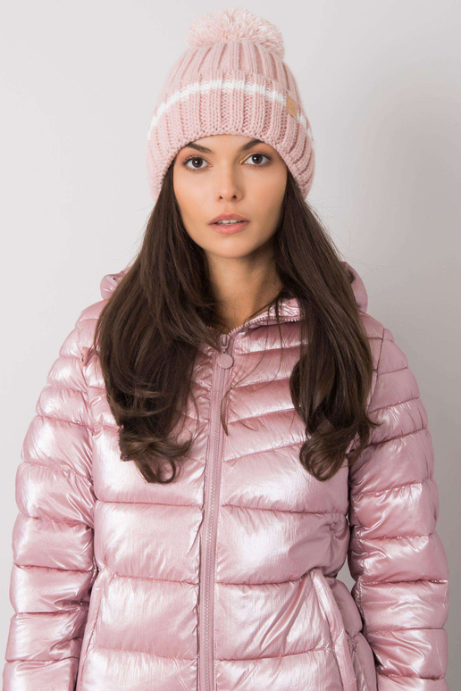 Šviesiai rožinė kepurė su pomponu