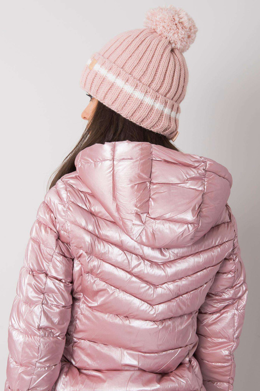 Šviesiai rožinė kepurė su pomponu