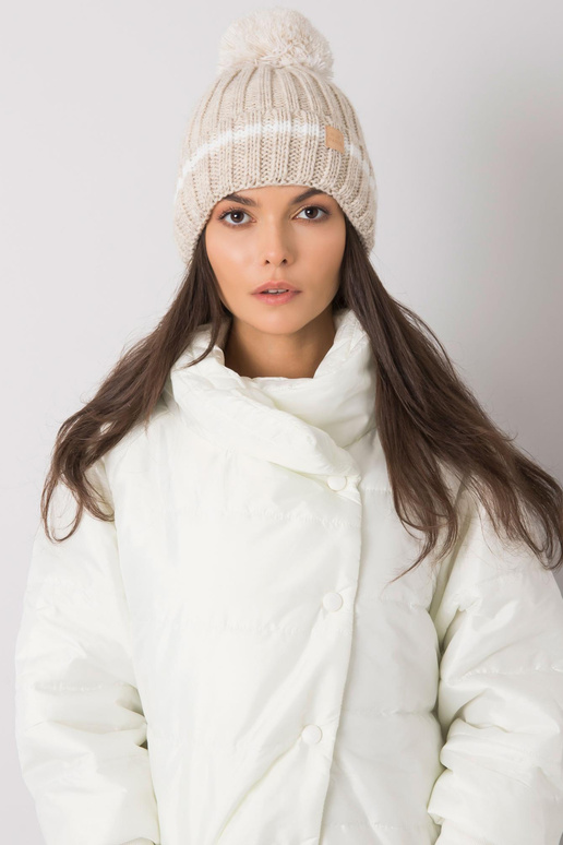 Smėlio spalvos kepurė su pomponu