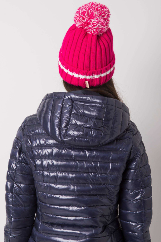 Rožinė kepurė su pomponu