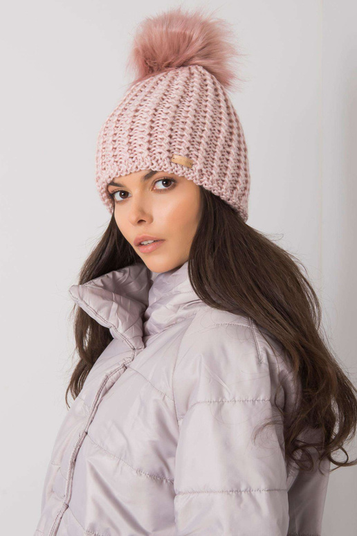 Šviesiai rožinė moteriška žieminė kepurė