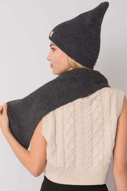 Tamsiai pilkas megztas rinkinys...