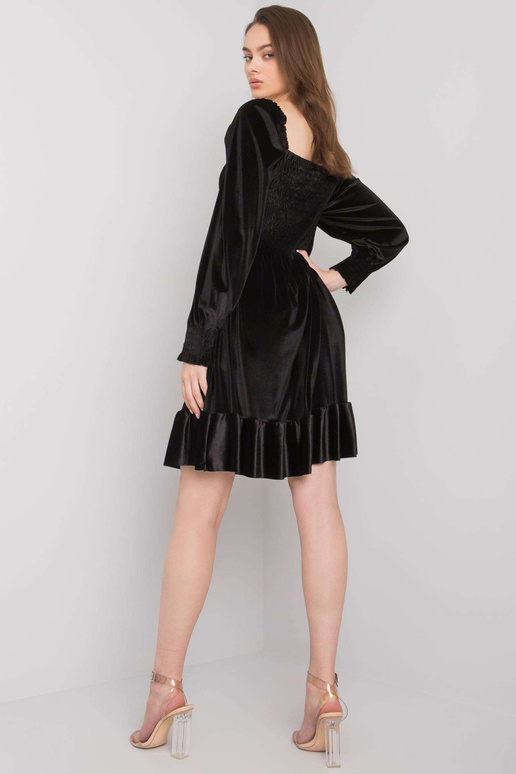 Juoda veliūrinė suknelė su raukiniais...