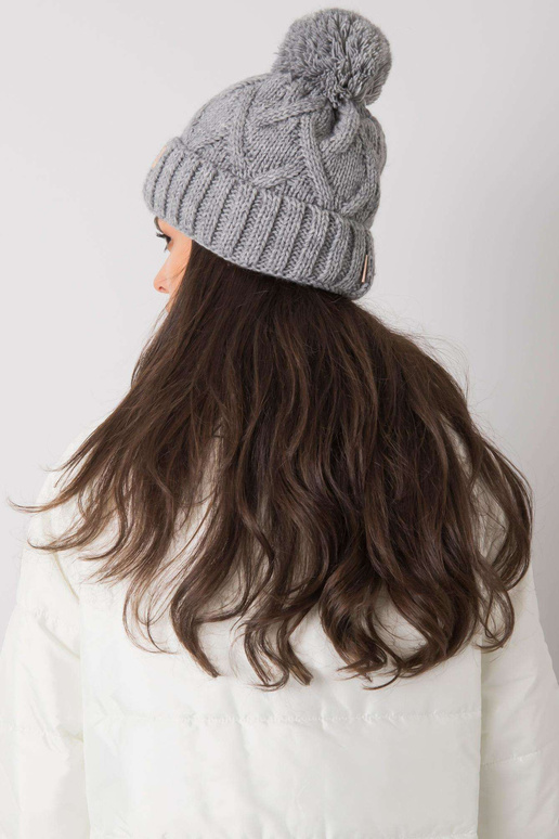 Pilka žieminė kepurė su pomponu