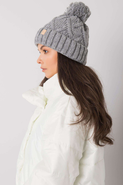 Pilka žieminė kepurė su pomponu