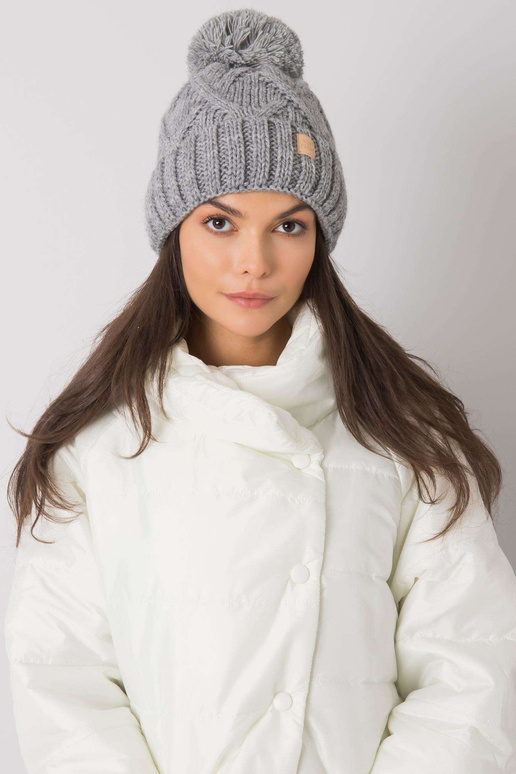 Pilka žieminė kepurė su pomponu