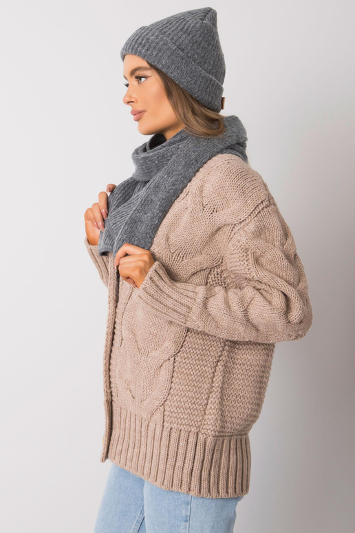 Tamsiai pilka žieminė kepurė ir...