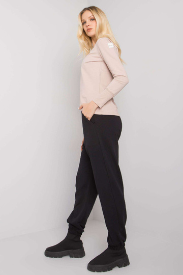 Juodos ir smėlio spalvos...