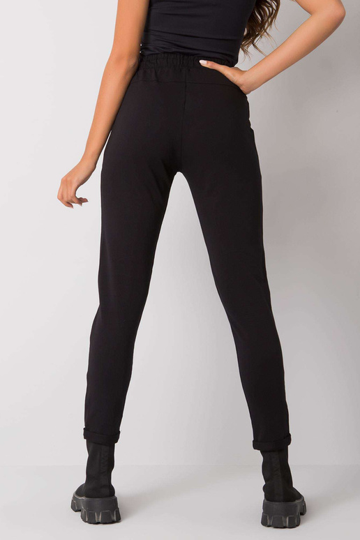 Juodos sportinės kelnės su Haylee...