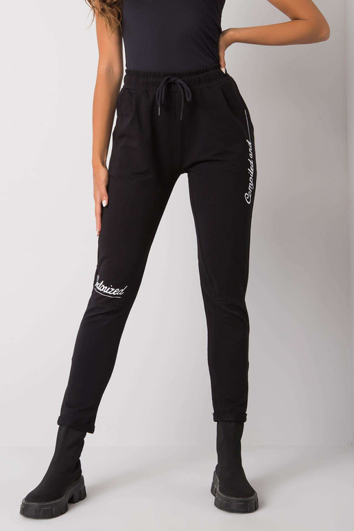 Juodos sportinės kelnės su Haylee...