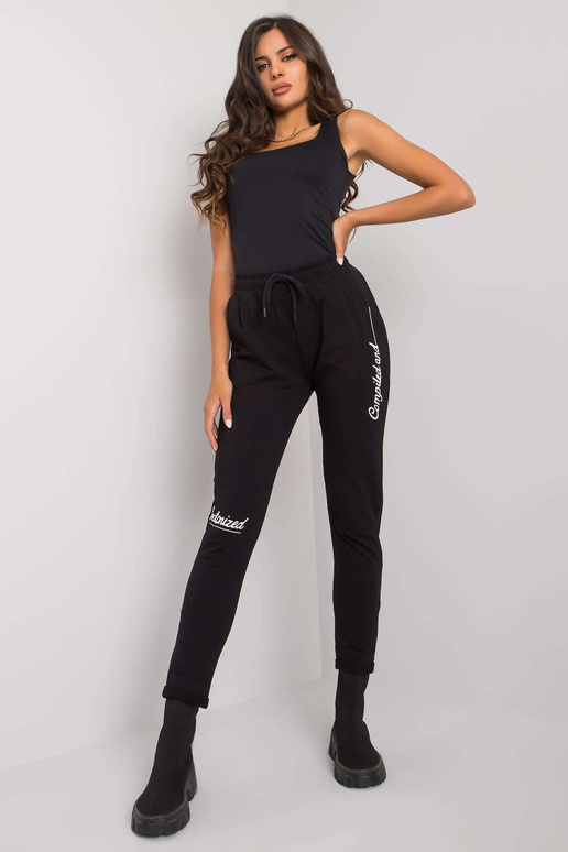 Juodos sportinės kelnės su Haylee...