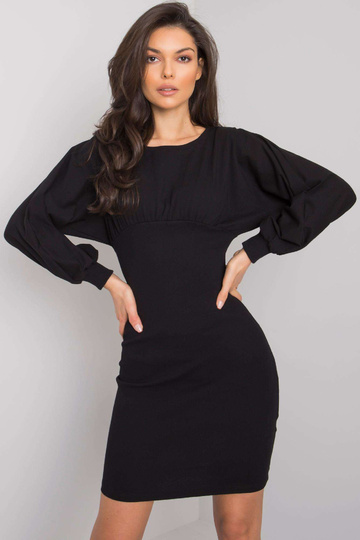 Juoda prigludusi suknelė...