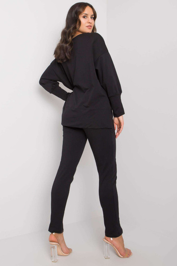 Juodas dviejų dalių...