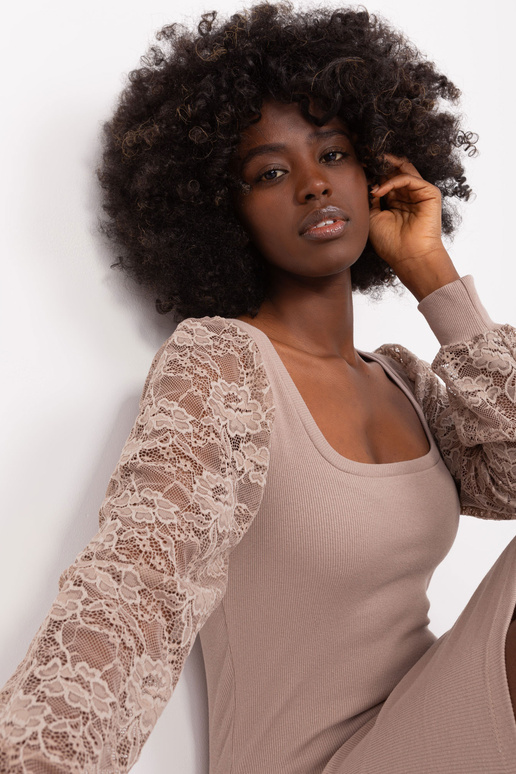 Tamsiai smėlio spalvos prigludusi...