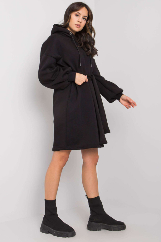 Juoda sportinio kostiumo suknelė su... Juoda sportinio kostiumo suknelė su...