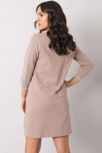 Tamsiai smėlio spalvos...