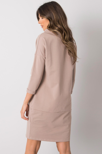 Tamsiai smėlio spalvos...