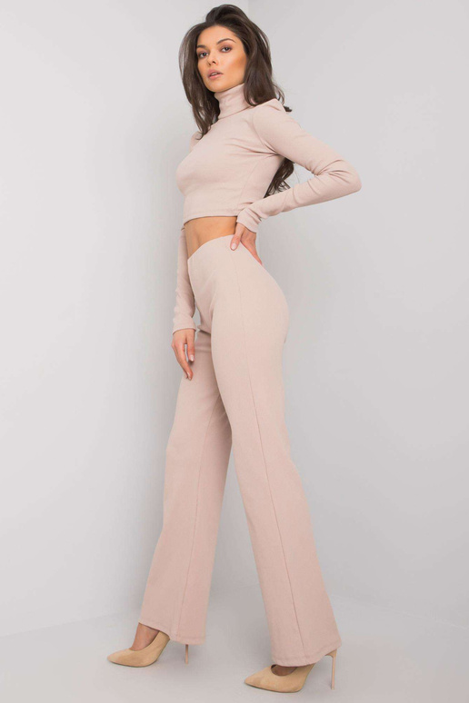 Šviesiai smėlio spalvos komplektas su... Šviesiai smėlio spalvos komplektas su...