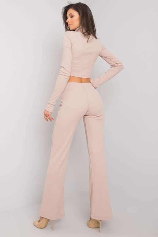 Šviesiai smėlio spalvos komplektas su... Šviesiai smėlio spalvos komplektas su...