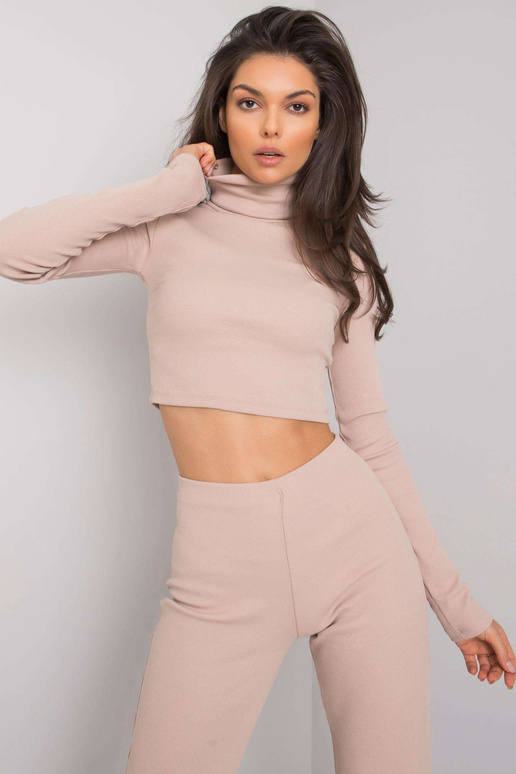 Šviesiai smėlio spalvos komplektas su... Šviesiai smėlio spalvos komplektas su...