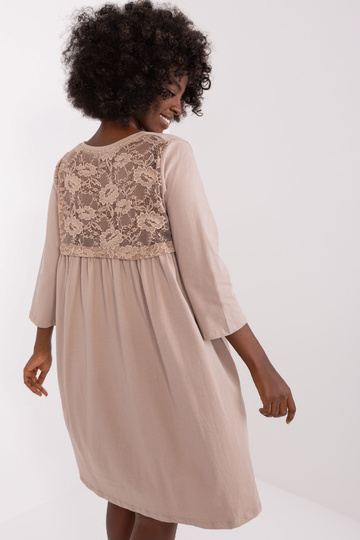 Moteriška tamsiai smėlio...