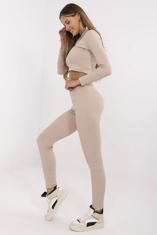 Šviesiai smėlio spalvos dviejų dalių... Šviesiai smėlio spalvos dviejų dalių...