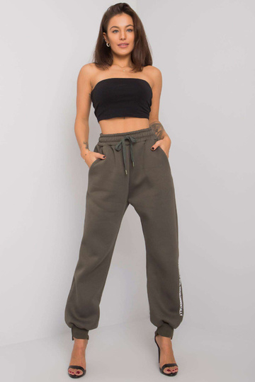 Tamsios chaki spalvos...