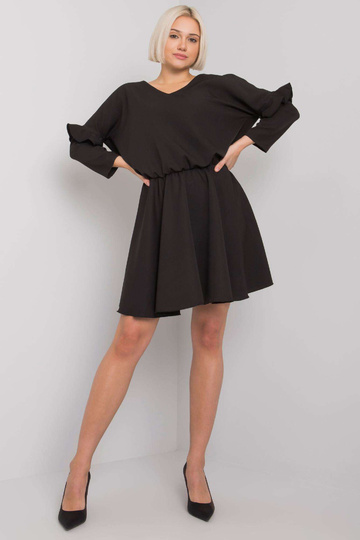 Juoda suknelė su raukšlėmis...