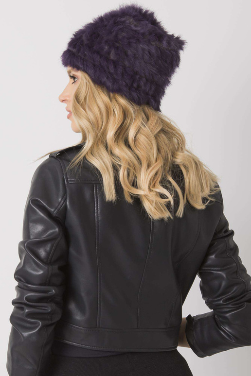 Violetinė kailinė kepurė