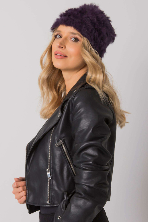 Violetinė kailinė kepurė