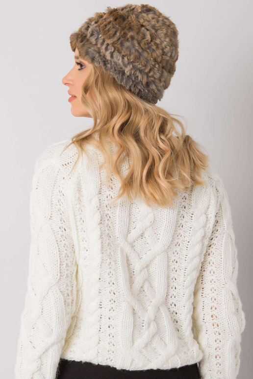 Smėlio ir pilkos spalvos kailinė kepurė