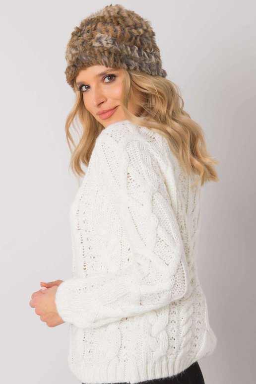 Smėlio ir pilkos spalvos kailinė kepurė