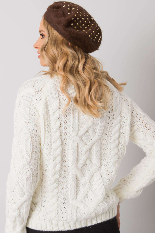 Ruda beretė su aplikacijomis