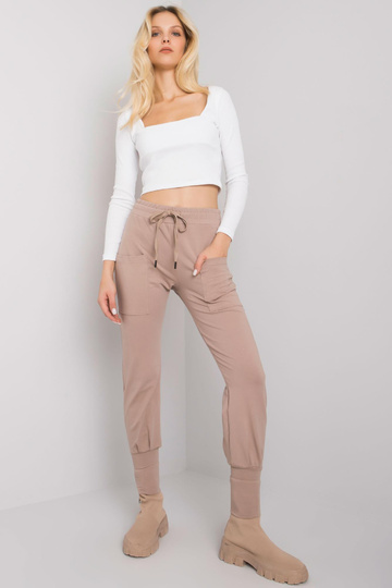 Tamsiai smėlio spalvos...