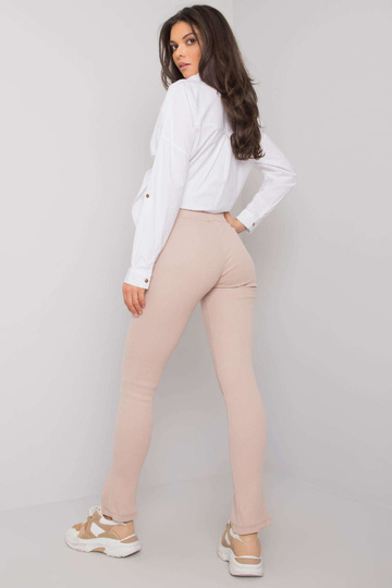 Šviesiai smėlio spalvos...