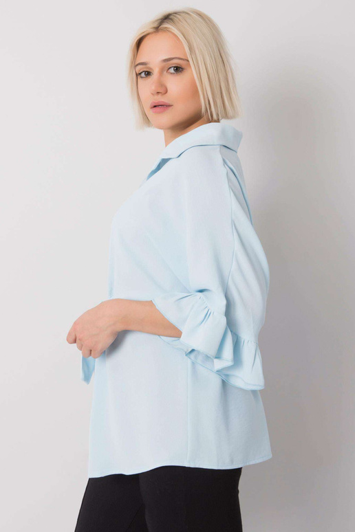 Šviesiai mėlyna palaidinė su įrišimu... Šviesiai mėlyna palaidinė su įrišimu...