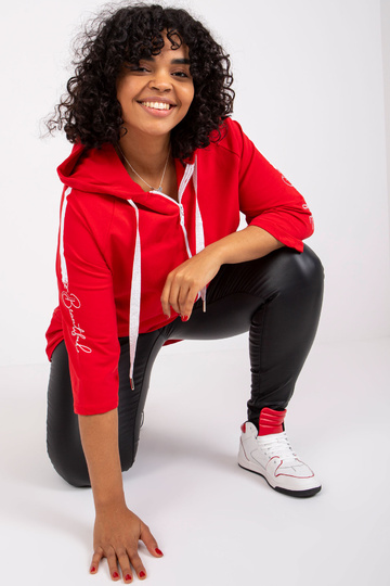 Miley raudonas plius dydžio...