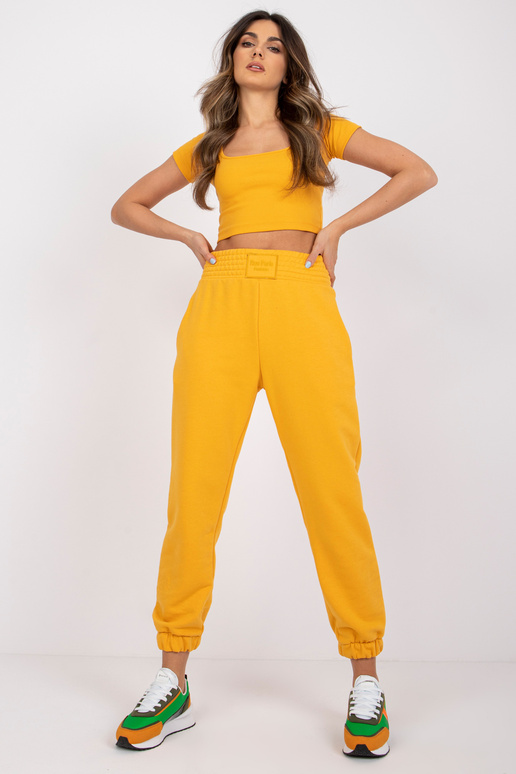 Šviesiai oranžinės sportinės kelnės...