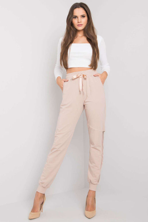 Susan šviesiai smėlio spalvos...