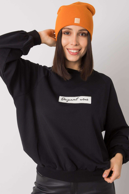 Šviesiai oranžinė moteriška kepurė