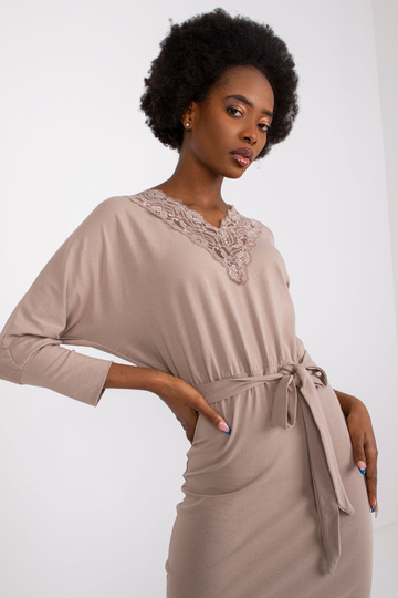 Tamsiai smėlio spalvos...