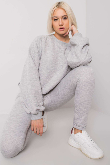 Pilkas dviejų dalių...