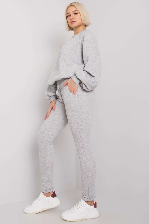 Pilkas dviejų dalių dygsniuotas...