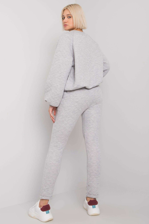 Pilkas dviejų dalių dygsniuotas...