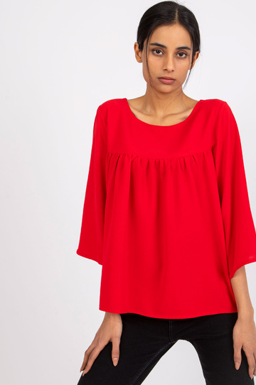 Raudona laisva palaidinė...