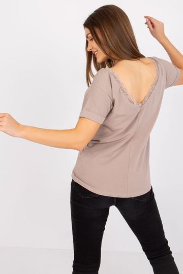 Tamsiai smėlio spalvos...