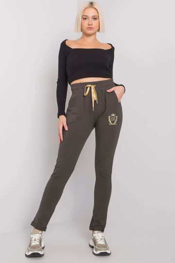 Tamsios chaki spalvos...