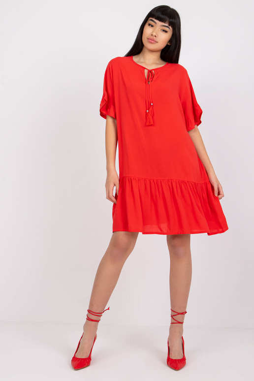 Raudona suknelė su raukšlėmis iš... Raudona suknelė su raukšlėmis iš...