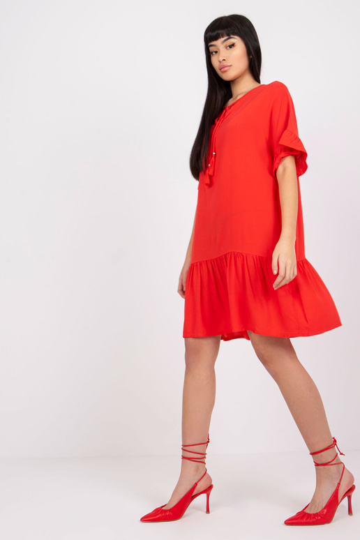 Raudona suknelė su raukšlėmis iš... Raudona suknelė su raukšlėmis iš...